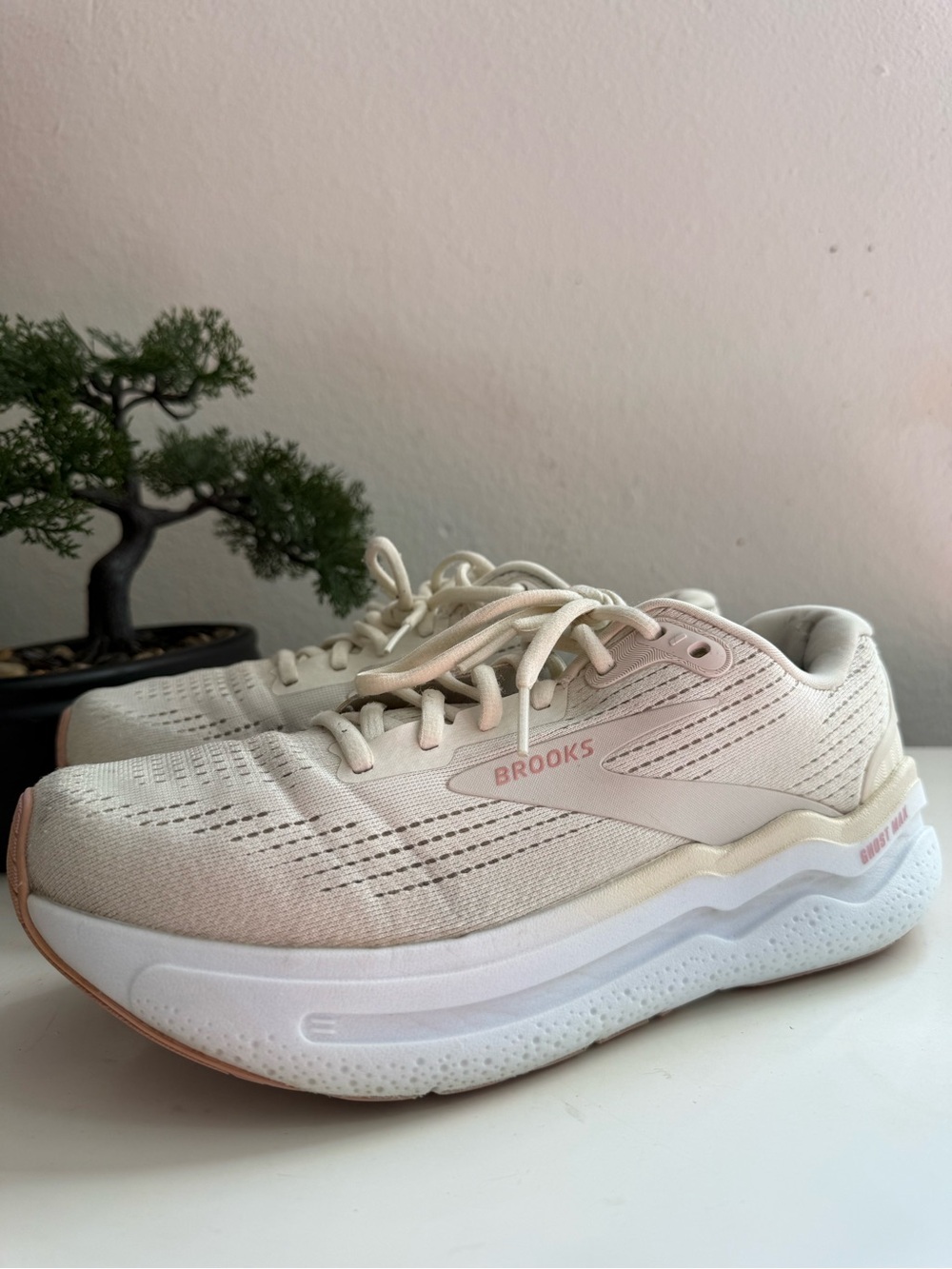 Brooks Ghost max Women size 8.5 Running Shoes — Cream with Light Pink Accents - Picture 3 of 8